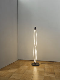 LEDVANCE Swirl Floor Stehleuchte aus geschwungenem Polycarbonat mit LED und Filament-Design, 22 W, 2400 lm, 3000 K, 830 warmweiß, dimmbar, dunkelgrau, 260 mm, IP20